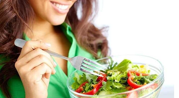 niña comiendo ensalada de verduras en una dieta de proteínas