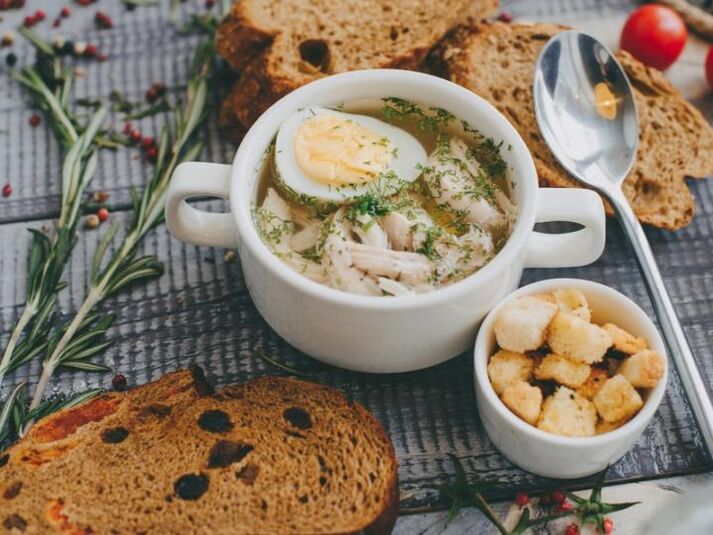 sopa de pollo con huevo para una dieta proteica