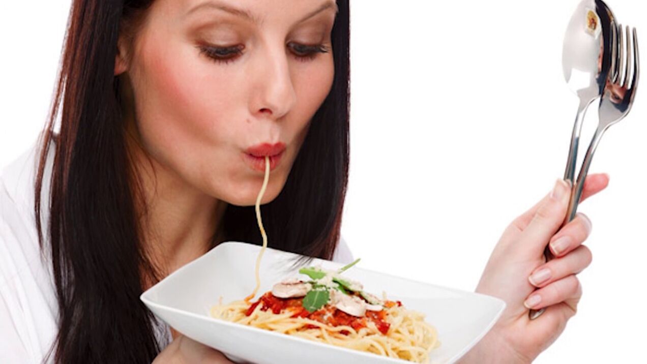 mujer comiendo espaguetis para adelgazar el vientre
