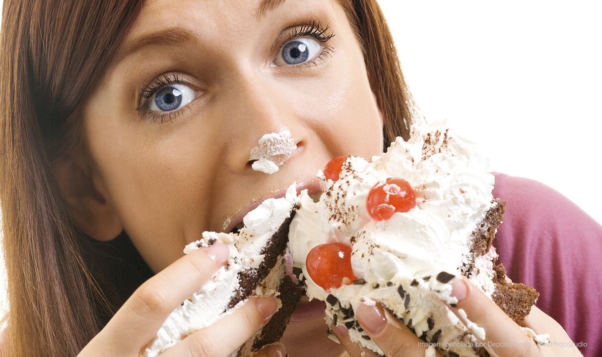 niña comiendo pastel y mejorando cómo perder peso
